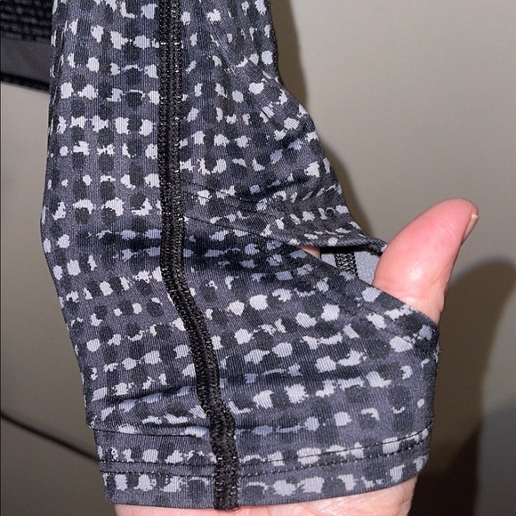 🌹Under Armour Black and White Patterned Pullover - Picture 3 of 5